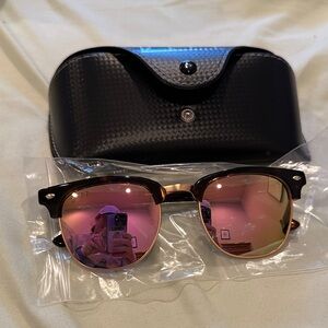 Diff Eyewear Women's Sunglasses - Black Frame with Pink Mirrored Lenses